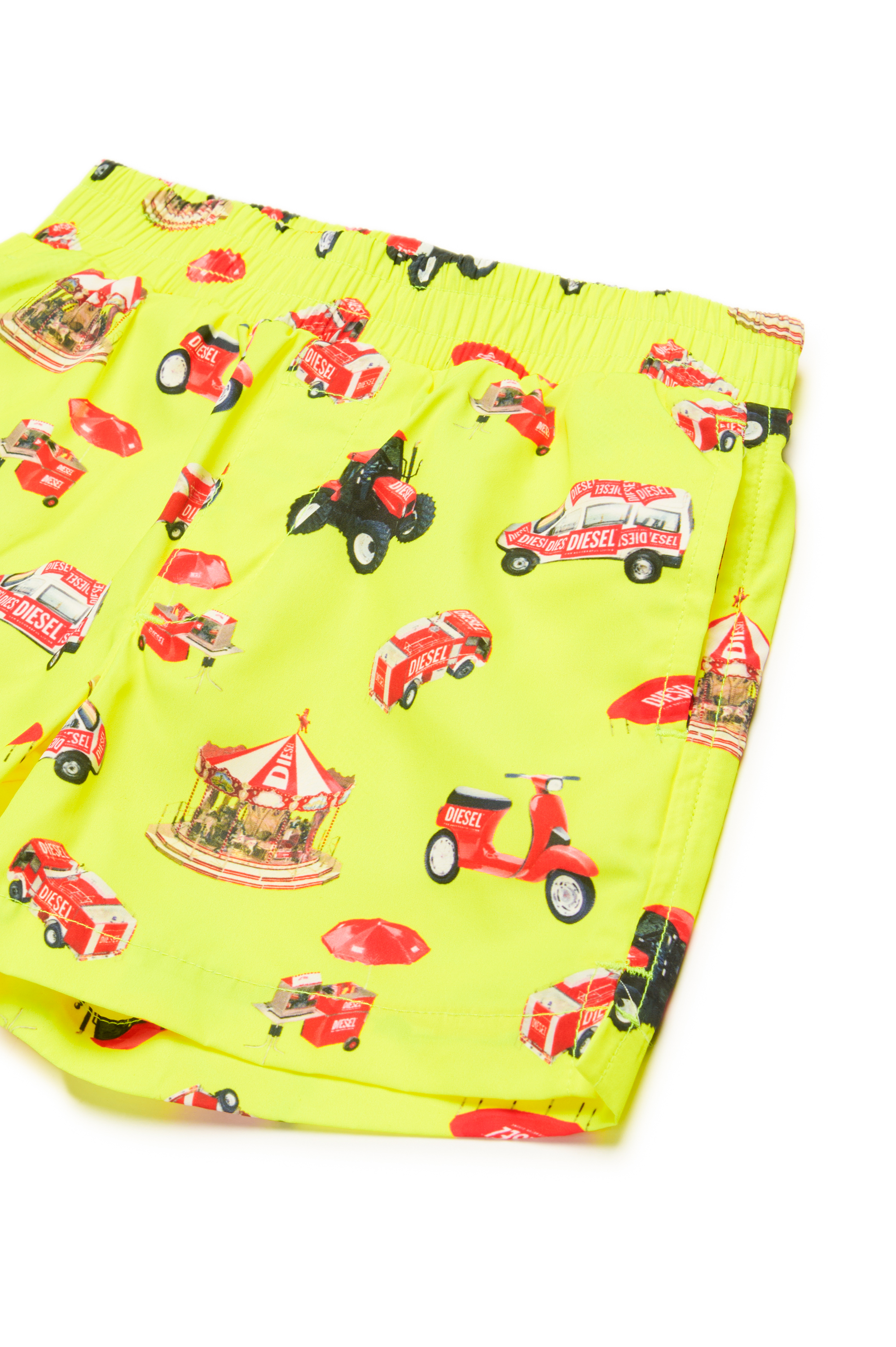 Diesel - MIPANB, Pantaloncini da bagno con stampa di veicoli Uomo in Giallo - 3